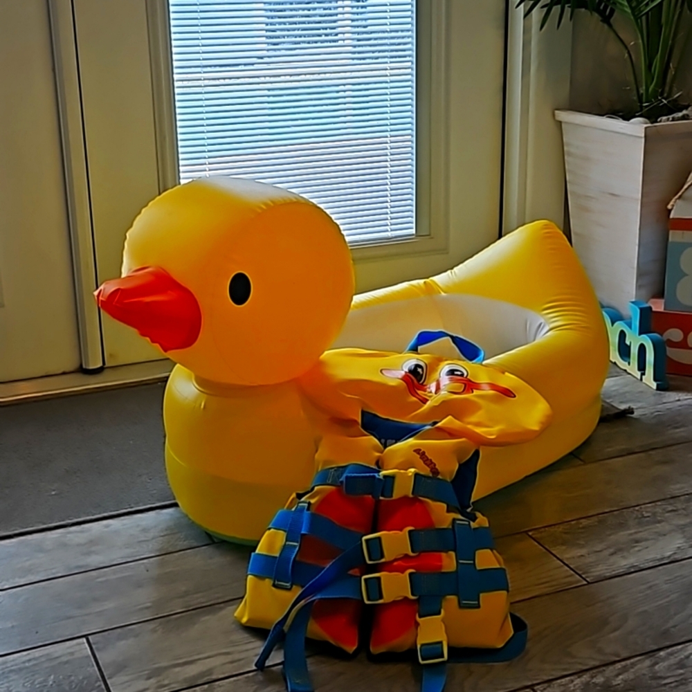 Duck bath and duck life vest for infant